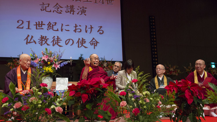 Его Святейшество Далай-лама во время публичной лекции в Коясане. Фото: Джигме Чопхел