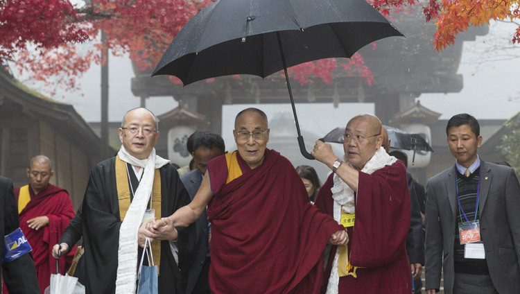 Его Святейшество Далай-лама направляется в конференц-зал главного храма Коясана. Фото: Джигме Чопхел