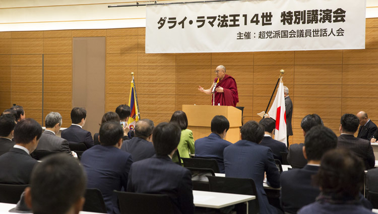 Его Святейшество Далай-лама выступает с обращением к депутатам в зале заседаний палаты представителей японского парламента. Фото: Джигме Чопхел