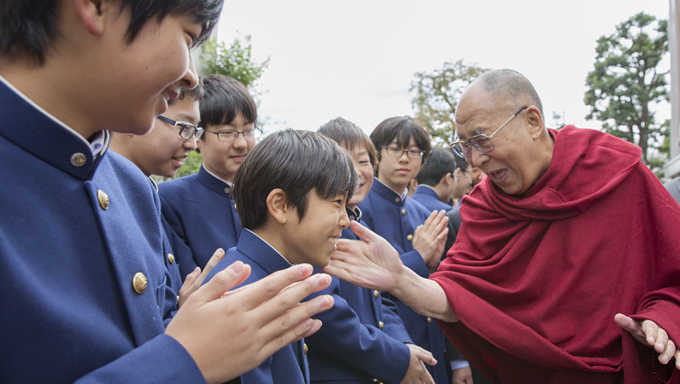 Его Святейшество Далай-лама приветствует учащихся по прибытии в старшую школу Сетагая. Фото: Джигме Чопхел