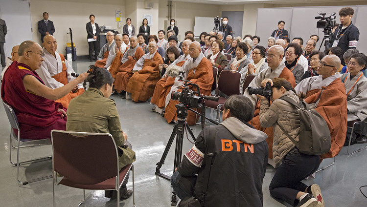 Его Святейшество Далай-лама общается с группой буддистов из Кореи. Фото: Джигме Чопхел