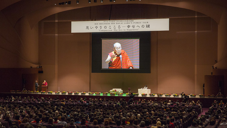 Его Святейшество Далай-лама выступает с публичной лекцией «Сострадание – ключ к счастью» в выставочном центре «Пасифик Иокогама». Фото: Джигме Чопхел