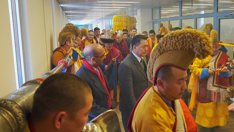 Его Святейшество Далай-ламу встречают в аэропорту Улан-Батора. Фото: Тензин Такла (офис ЕСДЛ)