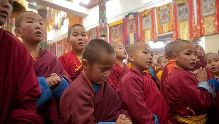 Юные монахи ожидают прибытия Его Святейшества Далай-ламы в Йига Чолинг дацан. Фото: Игорь Янчеглов (фонд «Сохраним Тибет»)