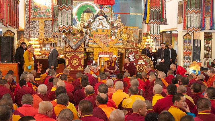 Его Святейшество Далай-лама беседует с монахами в Йига Чолинг дацане. Фото: Игорь Янчеглов (фонд «Сохраним Тибет»)
