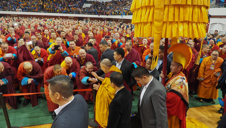Его Святейшество Далай-лама приветствует слушателей в спорткомплексе «Буянт Ухаа». Фото: Тензин Такла (офис ЕСДЛ)