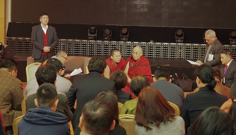 Его Святейшество Далай-лама на встрече с членами Центра Джецун Дампы. Фото: Тензин Такла (офис ЕСДЛ)