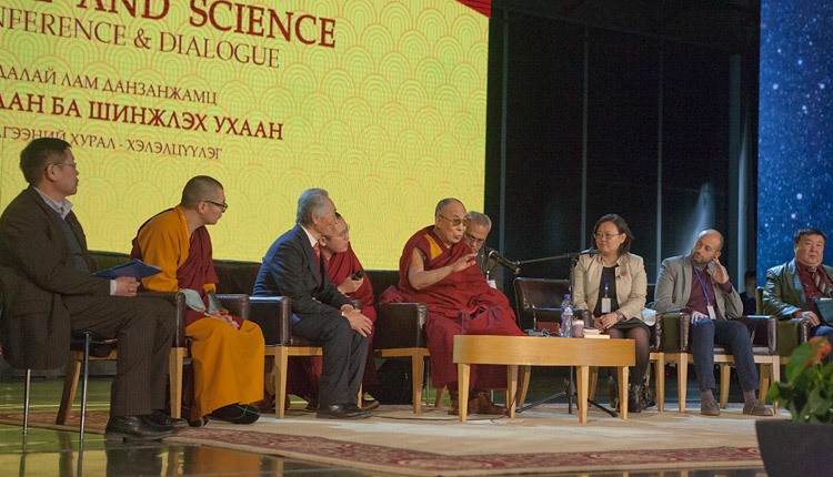 Его Святейшество Далай-лама выступает на конференции «Буддизм и наука». Фото: Игорь Янчеглов (фонд «Сохраним Тибет»)