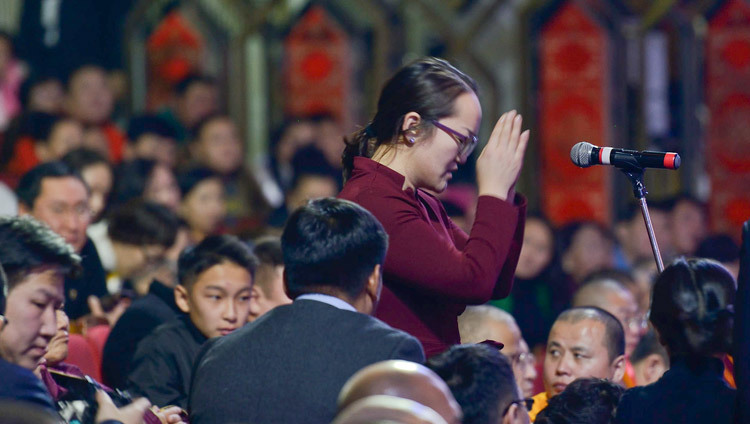 Одна из слушательниц задает вопрос Его Святейшеству Далай-ламе во время его встречи с монгольской молодежью. Фото: Тензин Палджор