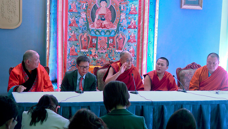 Его Святейшество Далай-лама во время пресс-конференции для  монгольских СМИ. Фото: Тензин Такла (офис ЕСДЛ)