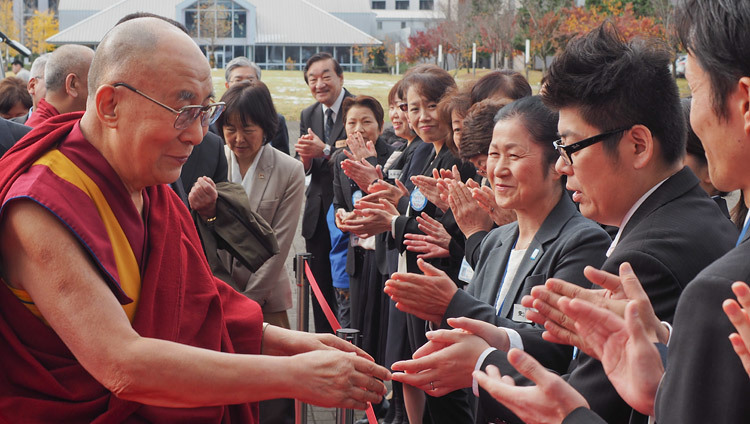 Студенты и преподаватели медицинского университета Сайтамы приветствуют Его Святейшество Далай-ламу, прибывшего в новую  часть университетского городка для дарования наставлений. Фото: Тензин Такла (офис ЕСДЛ)