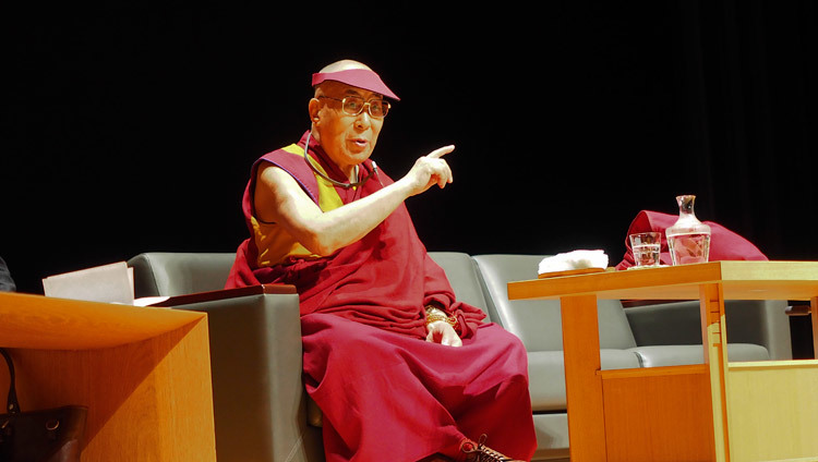 Его Святейшество Далай-лама во время лекции в медицинском  университете Сайтамы. Фото: Тензин Такла (офис ЕСДЛ)