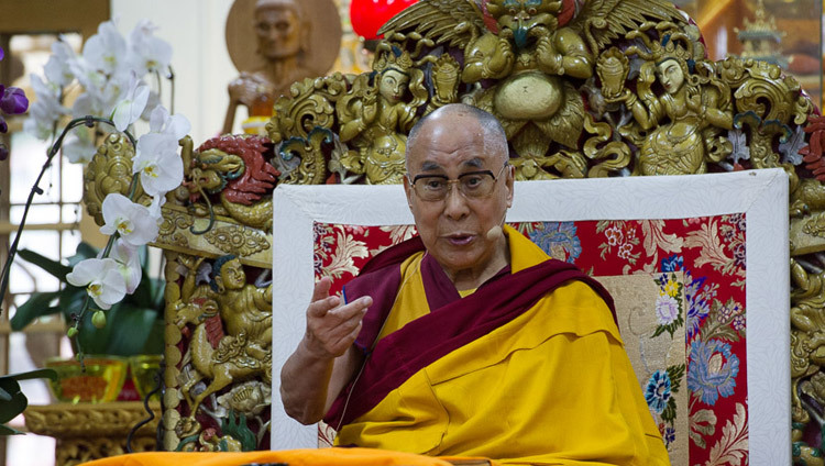 Его Святейшество Далай-лама дарует наставления в Цуглакханге. Фото (архивное): Тензин Чойджор (офис ЕСДЛ)