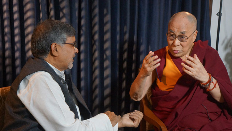 Лауреаты Нобелевской премии мира Его Святейшество Далай-лама и Кайлаш Сатьярти во время интервью для Си-Би-Эс. Фото: Джереми Рассел (офис ЕСДЛ)
