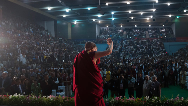 Его Святейшество Далай-лама приветствует слушателей по прибытии на стадион «Тьягарадж». Фото: Тензин Чойджор (офис ЕСДЛ)