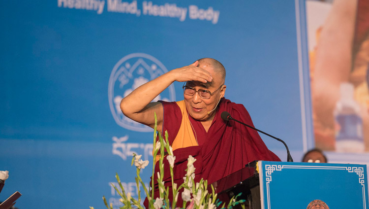 Его Святейшество Далай-лама выступает с публичной лекцией на стадионе «Тьягарадж». Фото: Тензин Чойджор (офис ЕСДЛ)
