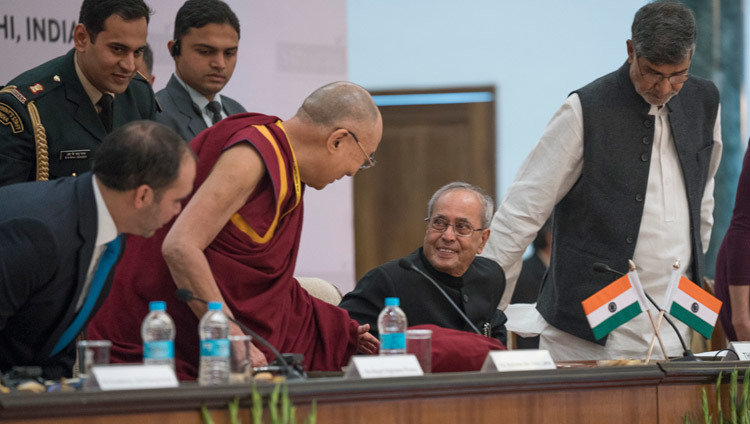 Его Святейшество Далай-лама беседует с президентом Индии Шри Пранабом Мукерджи перед началом конференции по правам детей. Фото: Тензин Чойджор (офис ЕСДЛ)