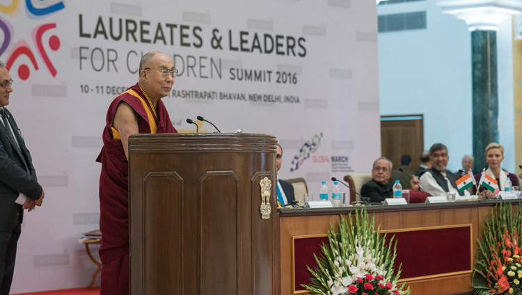 Его Святейшество Далай-лама выступает с обращением в ходе открытия конференции по правам детей. Фото: Тензин Чойджор (офис ЕСДЛ)