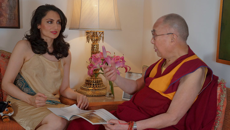 Рену Мехта берет интервью у Его Святейшества Далай-ламы. Фото: Джереми Рассел (офис ЕСДЛ)