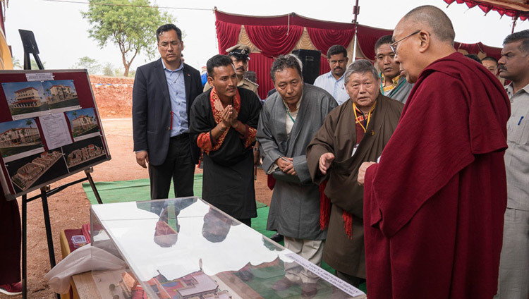 Его Святейшество Далай-лама у макета будущего отделения Института тибетской медицины и астрологии в Бангалоре. Фото: Тензин  Чойджор (офис ЕСДЛ)