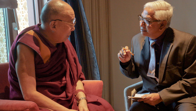 Его Святейшество Далай-лама дает интервью Н. Нираньяну Никаму. Фото: Джереми Рассел (офис ЕСДЛ)
