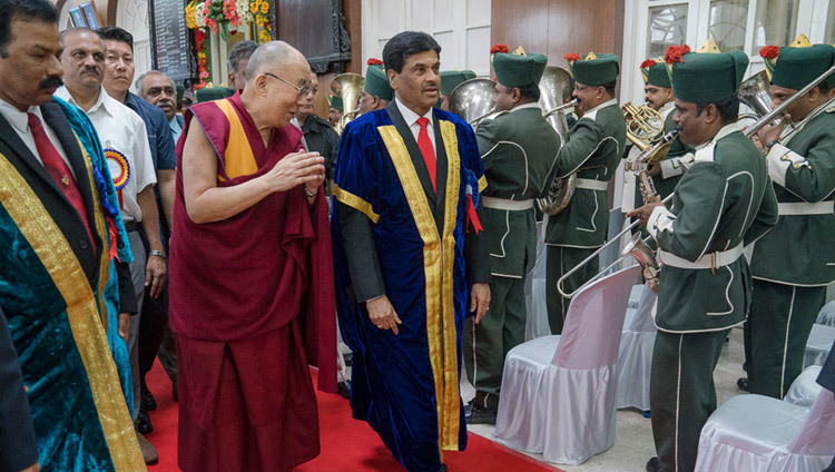 Оркестр полиции штата Карнатака встречает Его Святейшество Далай-ламу в университете Майсура. Фото: Тензин Чойджор (офис ЕСДЛ)