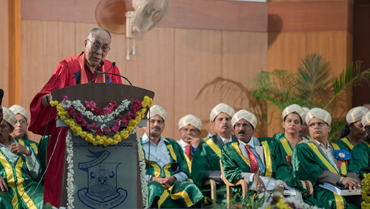 Его Святейшество Далай-лама выступает с речью на 97-й церемонии вручения дипломов в университете Майсура. Фото: Тензин Чойджор (офис ЕСДЛ)