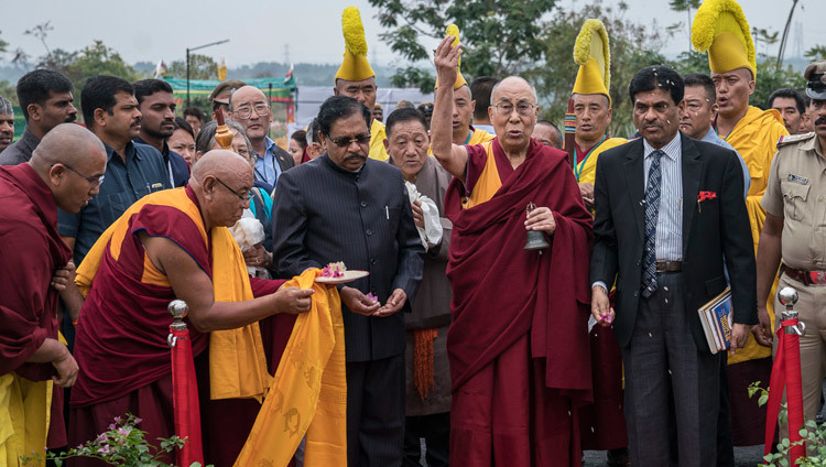 Его Святейшество Далай-лама торжественно открывает Институт высшего образования под эгидой Далай-ламы. Фото: Тензин Чойджор (офис ЕСДЛ)