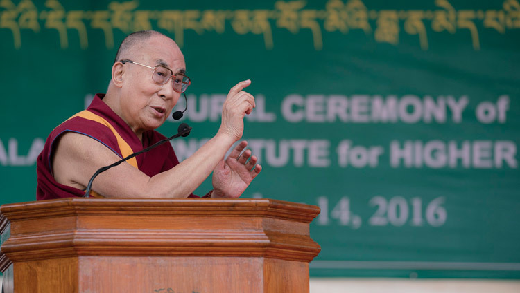 Его Святейшество Далай-лама выступает на торжественной церемонии открытия Института высшего образования в Бангалоре. Фото: Тензин Чойджор (офис ЕСДЛ)