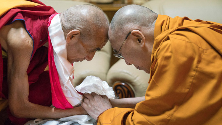 Его Святейшество Далай-лама и 103-й Ганден Трипа Джецун Лобсанг Тензин. Фото: Тензин Чойджор (офис ЕСДЛ)