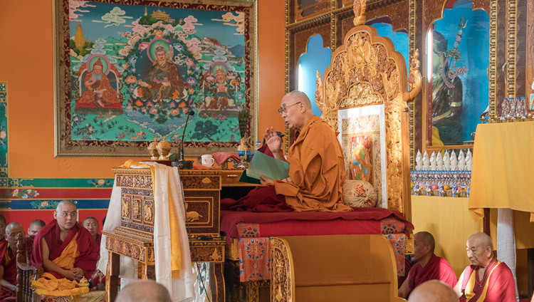 Его Святейшество Далай-лама в монастыре Деянг. Фото: Тензин Чойджор (офис ЕСДЛ)