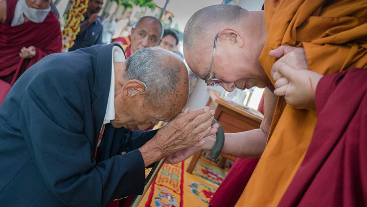 Его Святейшество Далай-лама и Рато Кьонгла Ринпоче. Фото: Тензин Чойджор (офис ЕСДЛ)