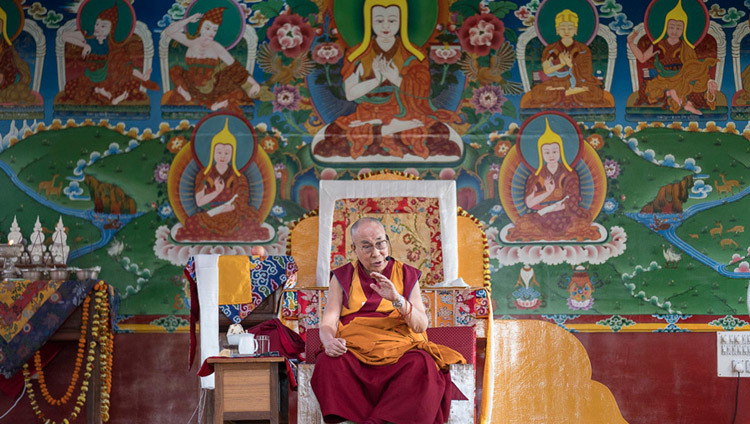 Его Святейшество Далай-лама выступает с речью в новом дворе для проведения философских диспутов в монастыре Рато. Фото: Тензин Чойджор (офис ЕСДЛ)