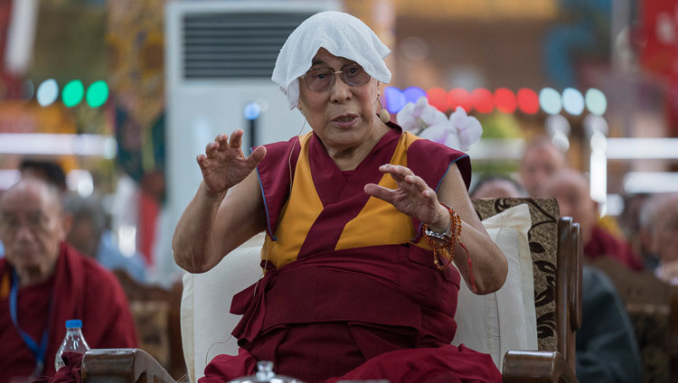 Его Святейшество Далай-лама выступает со вступительной речью на симпозиуме «Эмори–Тибет». Фото: Тензин Чойджор (офис ЕСДЛ)