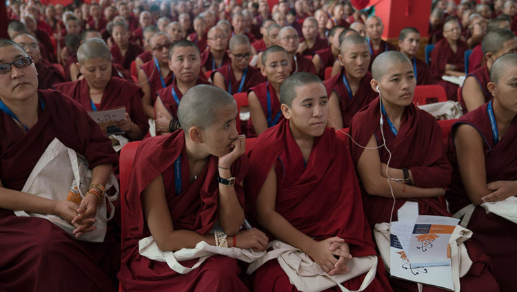 Монахини слушают Его Святейшество Далай-ламу на симпозиуме «Эмори–Тибет». Фото: Тензин Чойджор (офис ЕСДЛ)