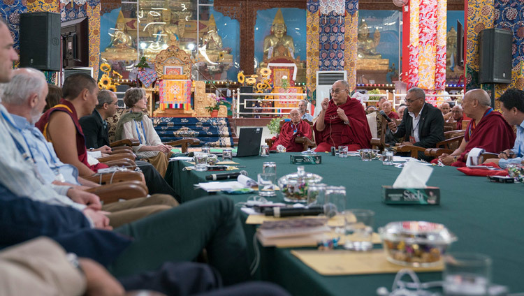 Его Святейшество Далай-лама комментирует доклад Кэрол Вортман. Фото: Тензин Чойджор (офис ЕСДЛ)