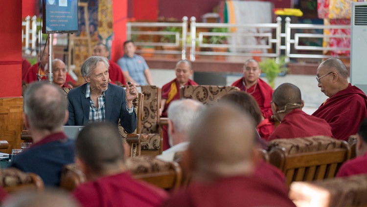 Крис Импи делает доклад во время второго дня конференции «Эмори-Тибет». Фото: Тензин Чойджор (офис ЕСДЛ)
