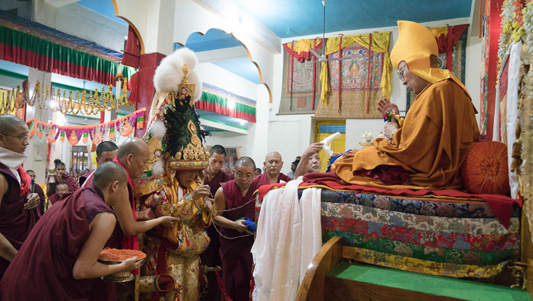 Оракул Нечунг и Его Святейшество Далай-лама во время подношения пуджи долгой жизни. Фото: Тензин Чойджор (офис  ЕСДЛ)