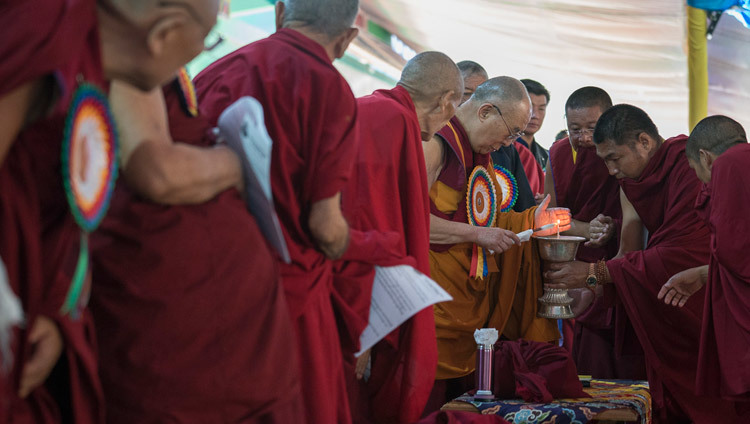 Его Святейшество Далай-лама зажигает масляную лампу в ознаменование начала церемонии празднования 600-летия монастыря Дрепунг. Фото: Тензин Чойджор (офис ЕСДЛ)