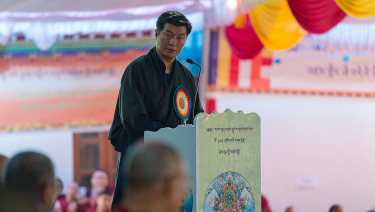 Сикьонг Лобсанг Сенге выступает с речью на праздновании 600-летия монастыря Ганден. Фото: Тензин Чойджор (офисе ЕСДЛ)