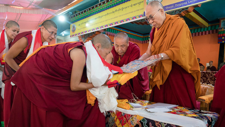 Монахини получают дипломы о степени геше-ма из рук Его Святейшества Далай-ламы. Фото: Тензин Чойджор (офис ЕСДЛ)