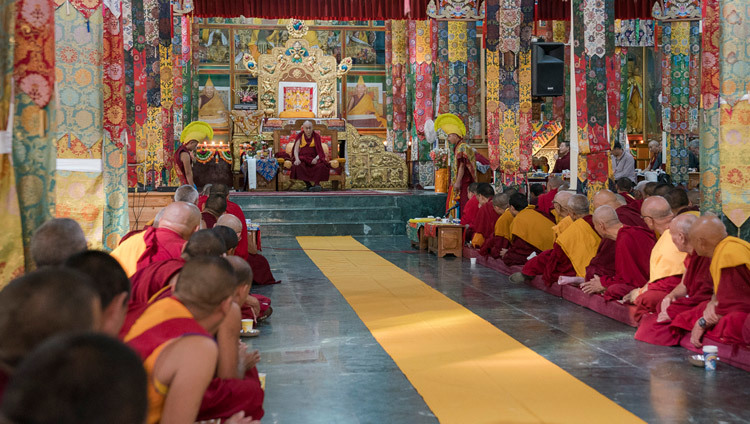 Его Святейшество Далай-лама в монастыре Ганден Лачи. Фото: Тенизн Чойджор (офис ЕСДЛ)