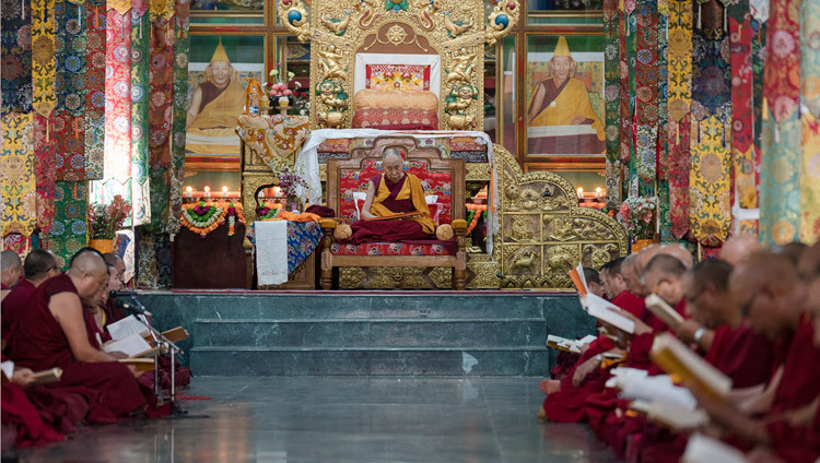 Его Святейшество Далай-лама вместе со старшими монахами монастыря Ганден Лачи читает текст Чже Цонкапы во время церемонии Ганден Нгачо. Фото: Тензин Чойджор (офис ЕСДЛ)