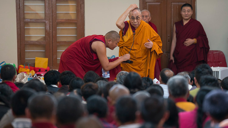 Его Святейшество Далай-лама встречается с паломниками из Тибета. Фото: Тензин Чойджор (офис ЕСДЛ)