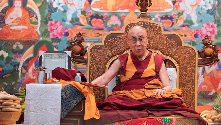 Его Святейшество Далай-лама дает пояснения к поэме Шантидевы «Путь бодхисаттвы». Фото: Тензин Чойджор (офис ЕСДЛ)