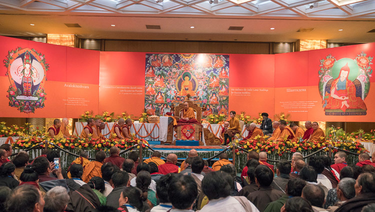 Его Святейшество Далай-лама отвечает на вопросы из зала. Фото: Тензин Чойджор (офис ЕСДЛ)