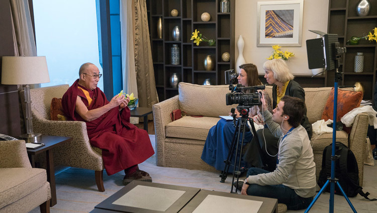 Его Святейшество Далай-лама дает интервью журналистам Первого канала. Фото: Тензин Чойджор (офис ЕСДЛ)