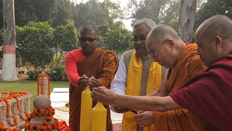 Его Святейшество Далай-лама и главный министр штата Бихар Нитиш Кумар зажигают свечи в парке «Будда Смрити». Фото: Тензин Такла (офис ЕСДЛ)