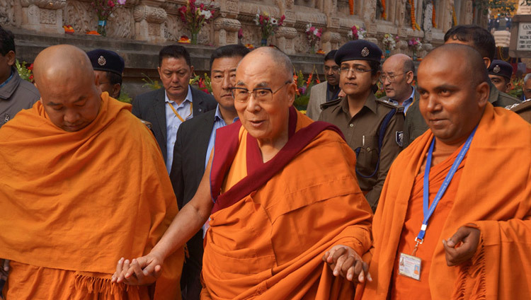 Его Святейшество Далай-лама в сопровождении двух монахов из «Общества Махабодхи» совершает обхождение вокруг храма Махабодхи. Фото: Джереми Рассел (офис ЕСДЛ)