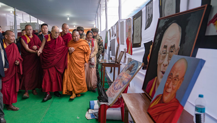 Его Святейшество Далай-лама рассматривает работы участников конкурса на лучший портрет Далай-ламы. Фото: Тензин Чойджор (офис ЕСДЛ)